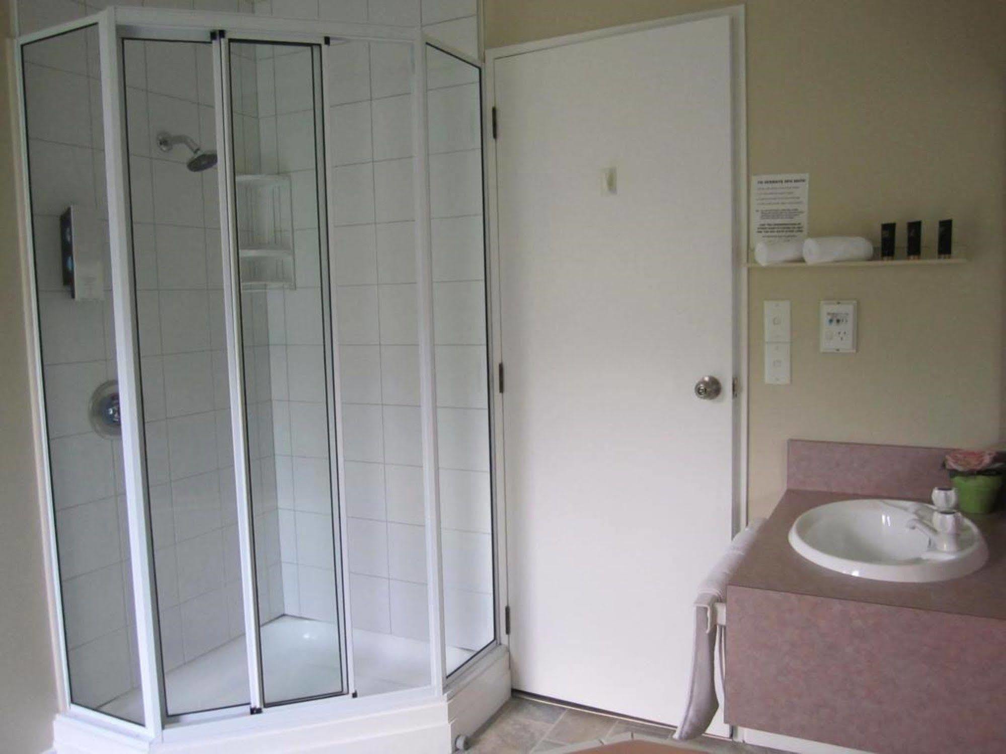 Camellia Court Motel Lower Hutt Bagian luar foto